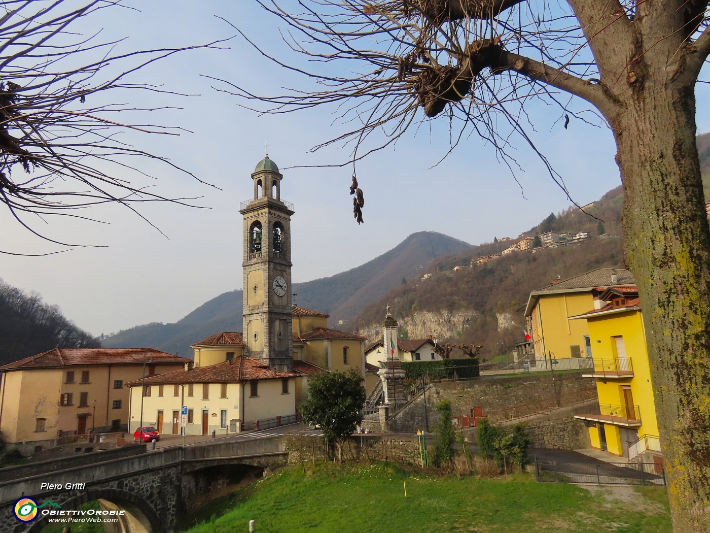 01 Dalla Chiesa di Ubiale-Clanezzo il monte Ubione (895 m).JPG